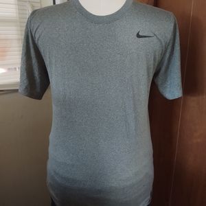 🚨Nike men's dri fit shirt size M (T4)
